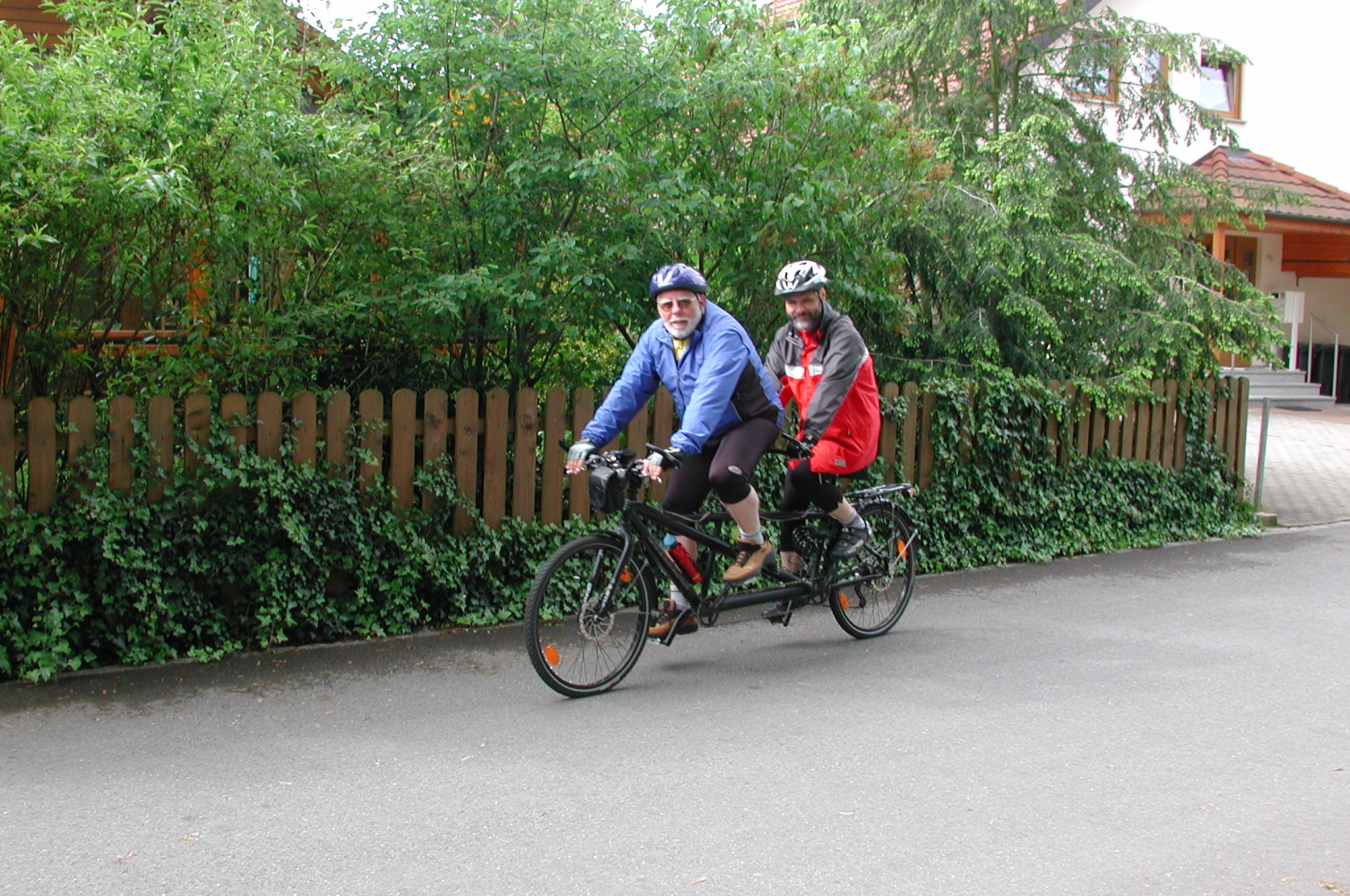 [Bild von Wolfgang und mir auf dem Tandem]